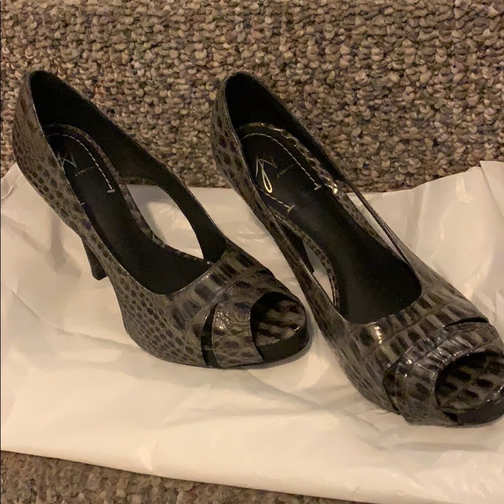 Peep toe snake skin
